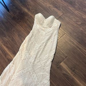 Chic nostalgia. Strapless wedding dress